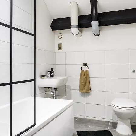 Refurbished 2026 - Exclusive Designer Penthouse With 85-inch Cinema Tv In Centre Apartamento *
