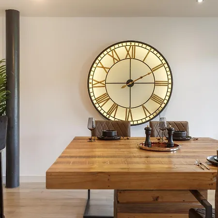 Apartamento Refurbished 2026 - Exclusive Designer Penthouse With 85-inch Cinema Tv In Centre Bradford (West Yorkshire)