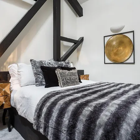 Apartamento Refurbished 2026 - Exclusive Designer Penthouse With 85-inch Cinema Tv In Centre