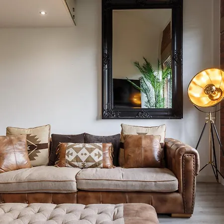 Refurbished 2026 - Exclusive Designer Penthouse With 85-inch Cinema Tv In Centre Apartamento