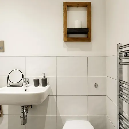 Refurbished 2026 - Exclusive Designer Penthouse With 85-inch Cinema Tv In Centre *