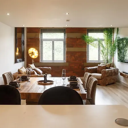 Refurbished 2026 - Exclusive Designer Penthouse With 85-inch Cinema Tv In Centre Apartamento