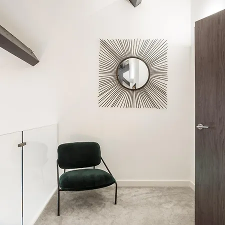 Refurbished 2026 - Exclusive Designer Penthouse With 85-inch Cinema Tv In Centre Apartamento