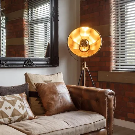 Refurbished 2026 - Exclusive Designer Penthouse With 85-inch Cinema Tv In Centre Bradford (West Yorkshire)